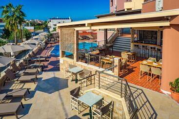 هتل Theos Village Apartments