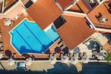 هتل Theos Village Apartments