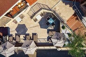هتل Theos Village Apartments