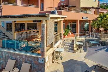 هتل Theos Village Apartments