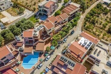 هتل Theos Village Apartments