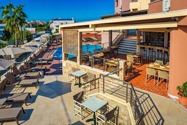 هتل Theos Village Apartments