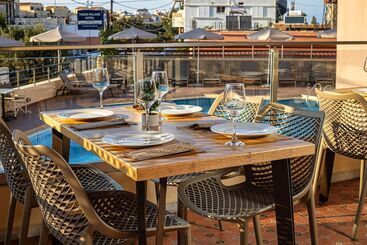 هتل Theos Village Apartments