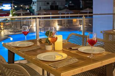 هتل Theos Village Apartments