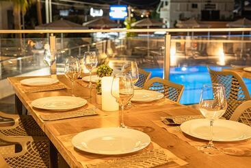 هتل Theos Village Apartments