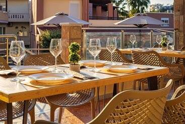 هتل Theos Village Apartments