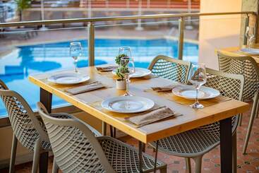 هتل Theos Village Apartments