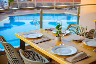 هتل Theos Village Apartments