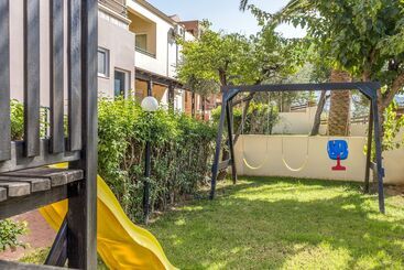 هتل Theos Village Apartments