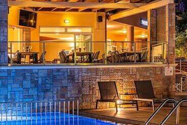هتل Theos Village Apartments