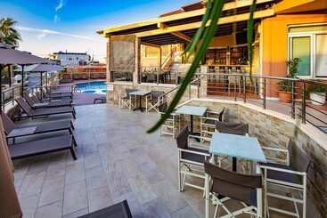 هتل Theos Village Apartments