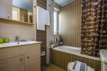 هتل Theos Village Apartments