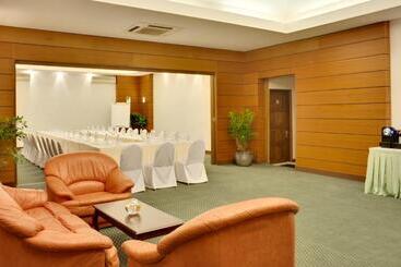 استراحتگاه Kurumba Maldives