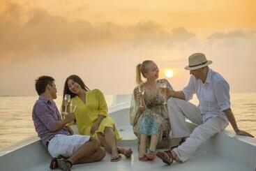 استراحتگاه Kurumba Maldives