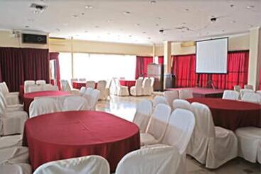 هتل Anika Suites