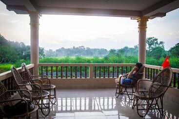 هتل Chitwan Forest Resort , Chitwan National Park