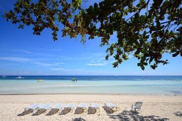 هتل Dumaluan Beach Resort