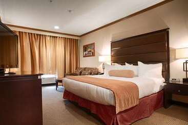 هتل Camrose Resort Casino