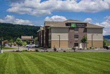 هتل Holiday Inn Express And Suites   Bradford, An Ihg