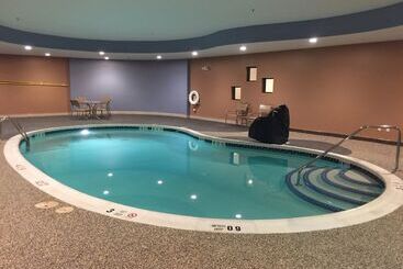 هتل Holiday Inn Express And Suites   Bradford, An Ihg