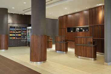 هتل Courtyard By Marriott Calgary Airport