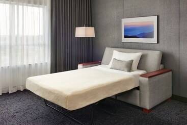 هتل Courtyard By Marriott Calgary Airport