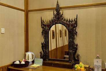 Shwe Inn Tha Floating Resort