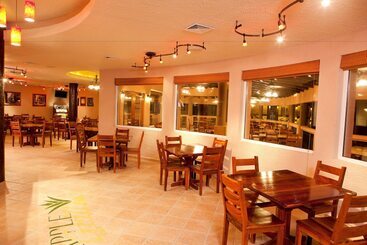 هتل Clarion Suites Roatan At Pineapple Villas