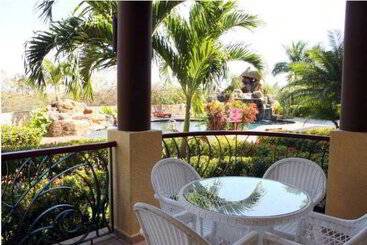 هتل Clarion Suites Roatan At Pineapple Villas