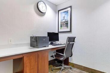 هتل Comfort Suites