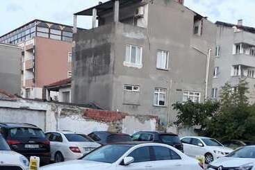 هتل Crowded House