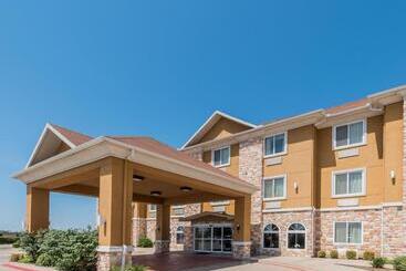Отель Days Inn & Suites By Wyndham Cleburne Tx