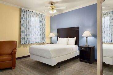 هتل Days Inn & Suites By Wyndham Dfw Airport South Euless