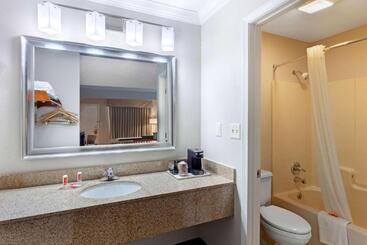 هتل Econo Lodge Byron  Warner Robins