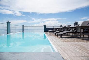 هتل Palmbeach Resort & Spa Mactan, Cebu