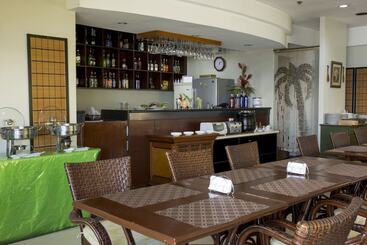 هتل Palmbeach Resort & Spa Mactan, Cebu