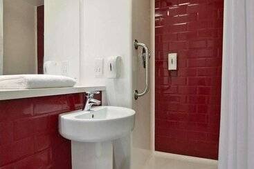 هتل Travelodge Liverpool Central The Strand