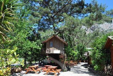 هتل Bayrams Tree Houses