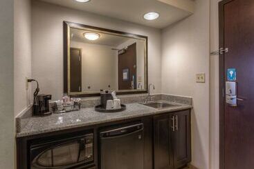 Hampton Inn & Suites Detroit / Airport   Romulus