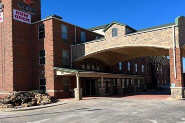 هتل Comfort Inn & Suites