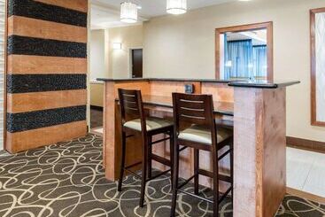 هتل Comfort Suites At Katy Mills
