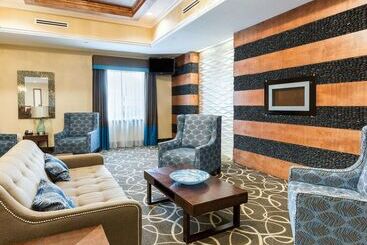 هتل Comfort Suites At Katy Mills
