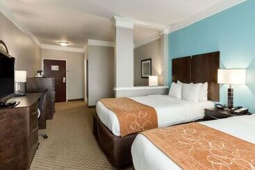 هتل Comfort Suites At Katy Mills