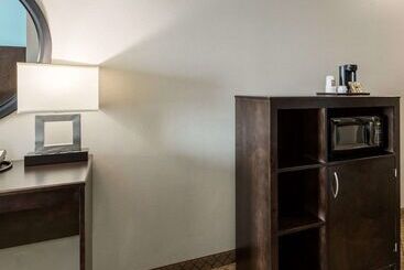 هتل Comfort Suites At Katy Mills
