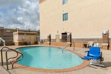 هتل Comfort Suites At Katy Mills
