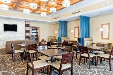هتل Comfort Suites At Katy Mills
