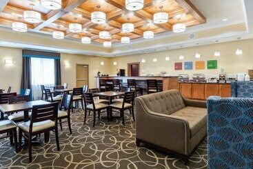 هتل Comfort Suites At Katy Mills