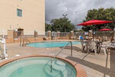 هتل Comfort Suites At Katy Mills