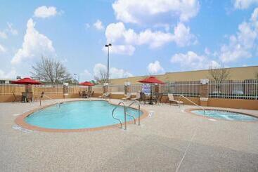 هتل Comfort Suites At Katy Mills
