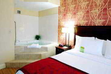 هتل Courtyard By Marriott Hickory
